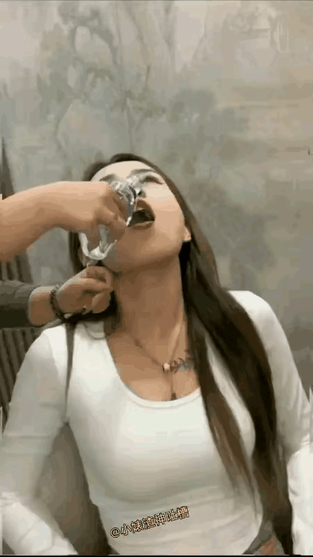 酒分量饮，女孩子不能为了签个销售合同，就如此喝酒。喝酒对未婚女人的身体没一点好处