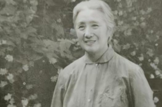 1925年，连生4女的董竹君，为圆丈夫儿子梦，冒死怀第5胎。她肚大肥圆，爱吃辣椒