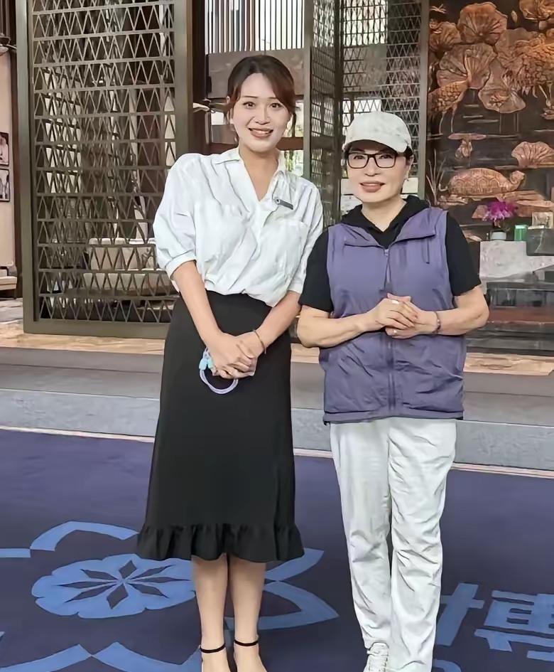 这是李瑞英退休后的一张照片，她年过六旬，衣着朴素，戴着帽子和眼镜，一看气质就与常