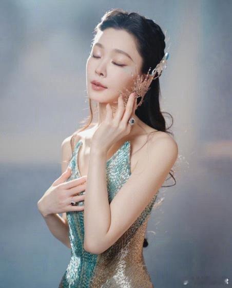 宋轶 白开水妆 宋轶发文称，尝试新妆容。网友形容姐姐的妆容像白开水一样，但非常好