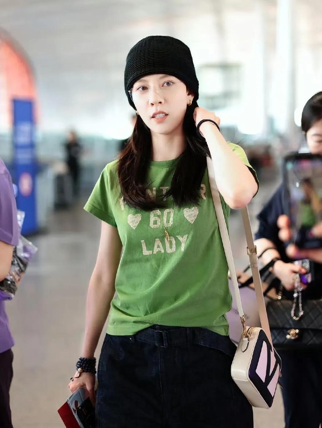 谁懂啊！曹曦文这身穿搭真的太适合普通人抄作业了！
绿T+阔腿牛仔裤，不挑身材不挑