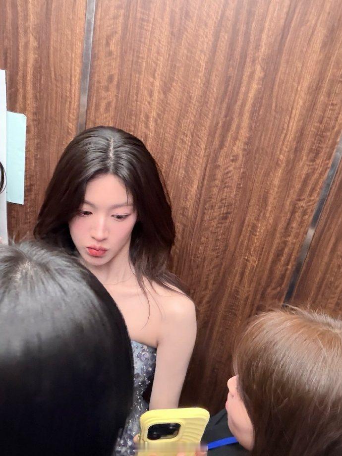 高允真如果姐感是一种天赋 高允真多款大牌时装出镜拍摄大片，粗花呢与干练西装切换自