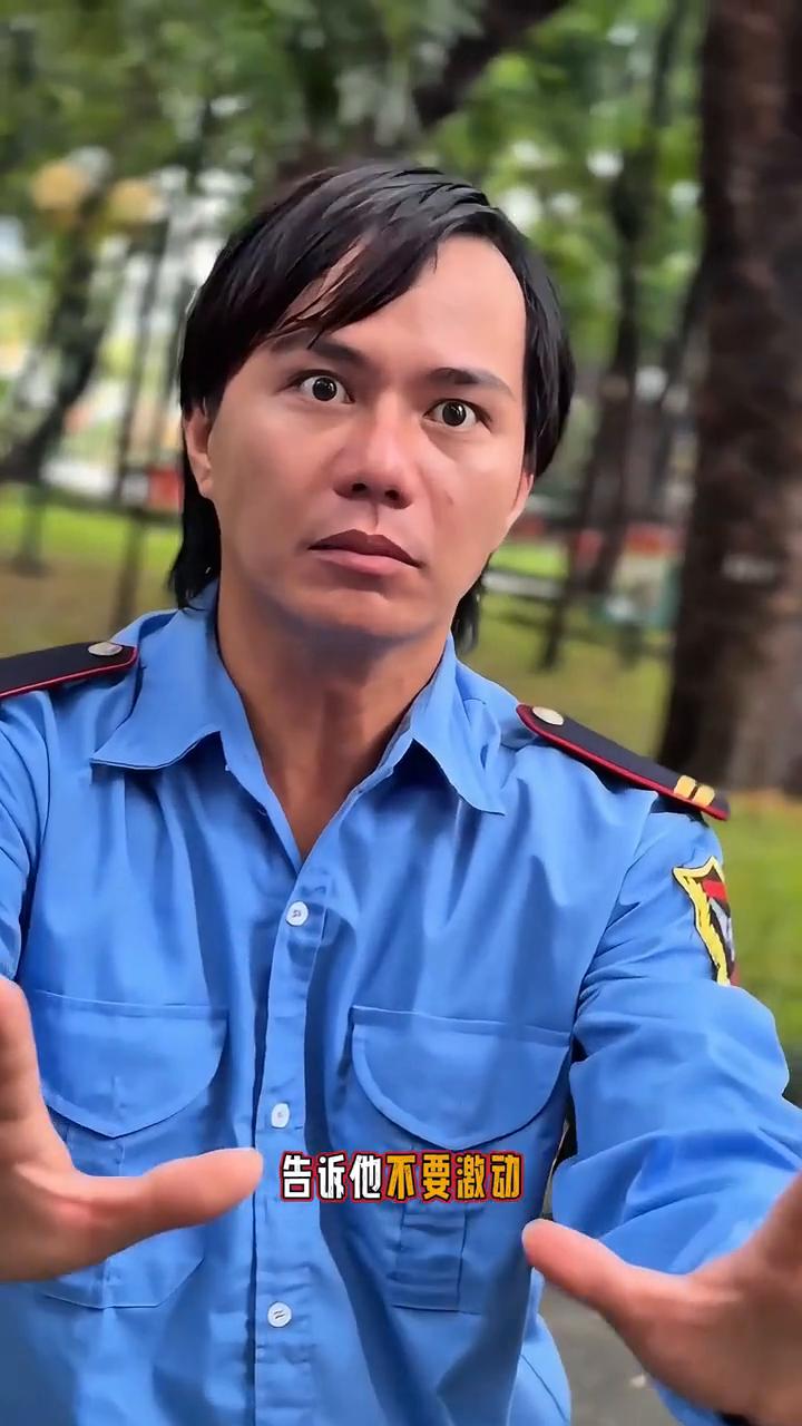 公园的一个小树林里，有一位男子持刀扶持小丽。此时两位保安还在与男子周旋，告诉他不
