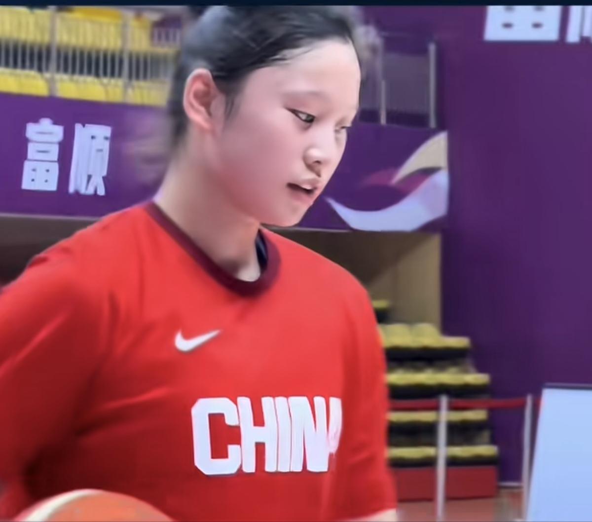 她会成为下一个李梦吗？中国U17女篮的核心球员李沅珊，打球凶悍灵动，既能突破到内