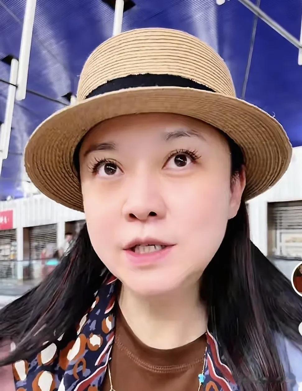 张芳其实属于上海台女主持人中嫁的很幸福的一位。
近日，张芳携家人一同前往瑞士日内