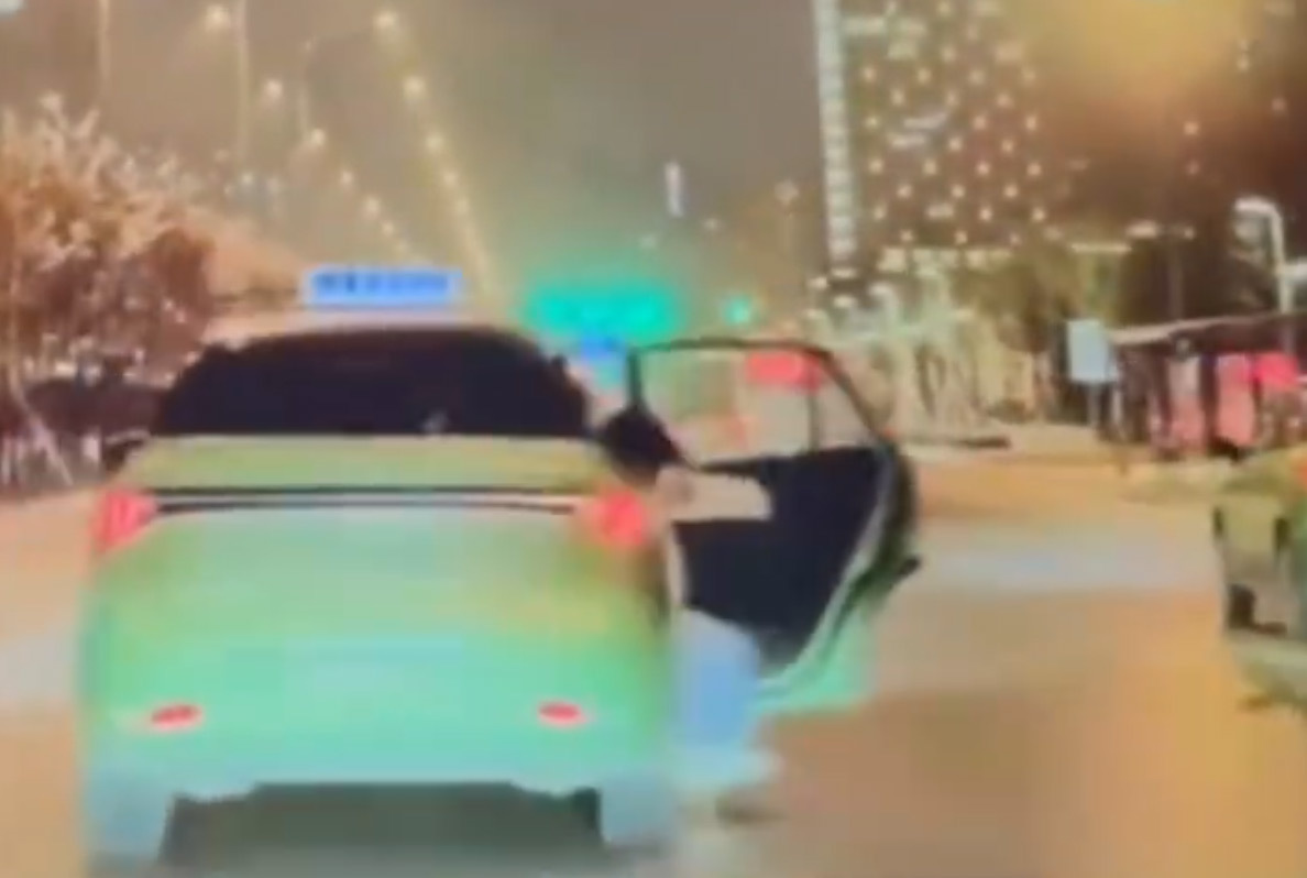 #警方通报女子从行驶出租车跳下#【“女子从行驶出租车跳下”，警方通报】近日，一段