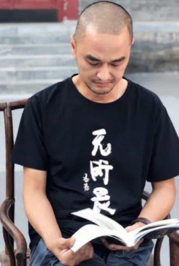 当年，罗永浩对冯唐说：“我准备搞直播，早点儿把6个亿的债务还清。”冯唐摆摆手：“