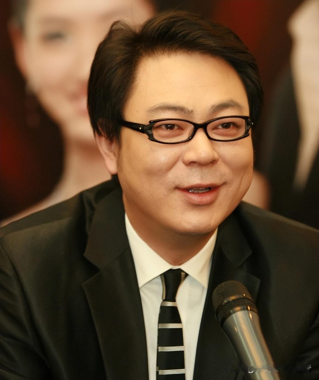 高亚麟被曝孕期出轨也是有迹可循的，因为他的人物关系还挺复杂的。

 高亚麟的前妻