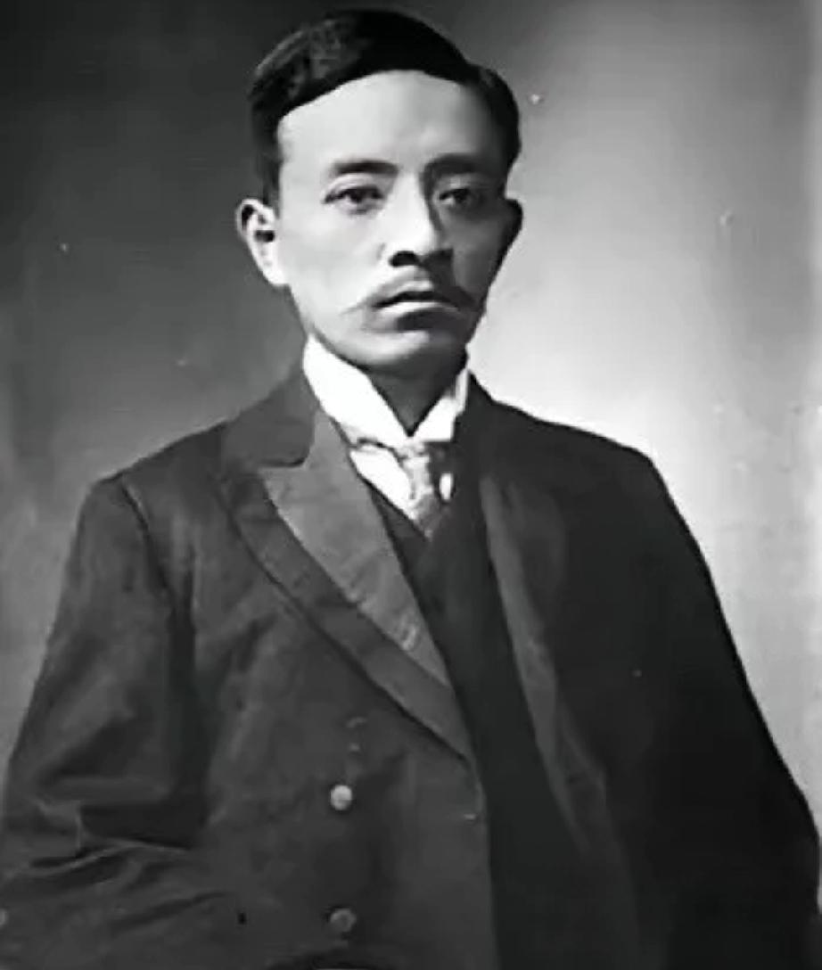 1913年，
上海火车站的一声枪响，
震惊了整个国家。

′宋教仁，这位出身湖南