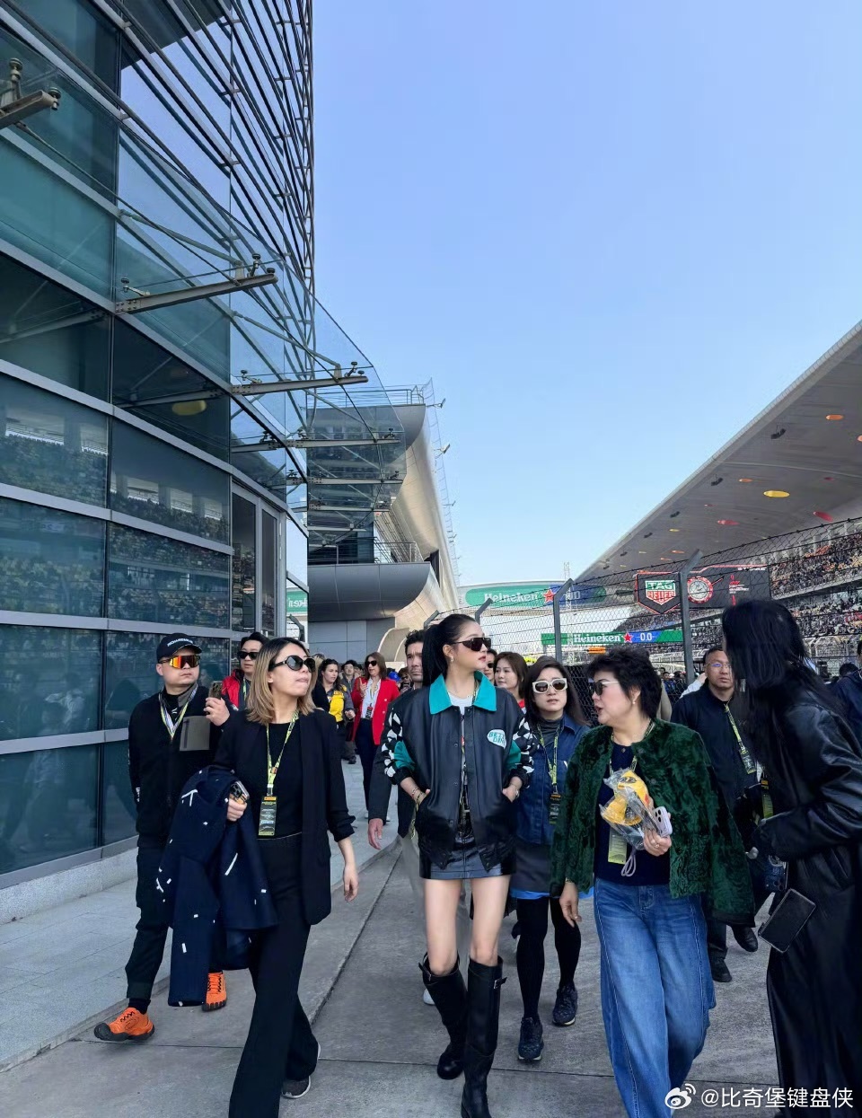 上海F1偶遇关晓彤关晓彤在F1上海站的造型太亮眼了✨，高马尾长筒靴的搭配又A又飒
