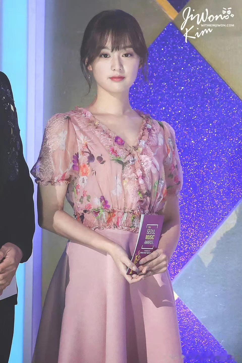 17年给blackpink颁奖的金智媛 ​​​