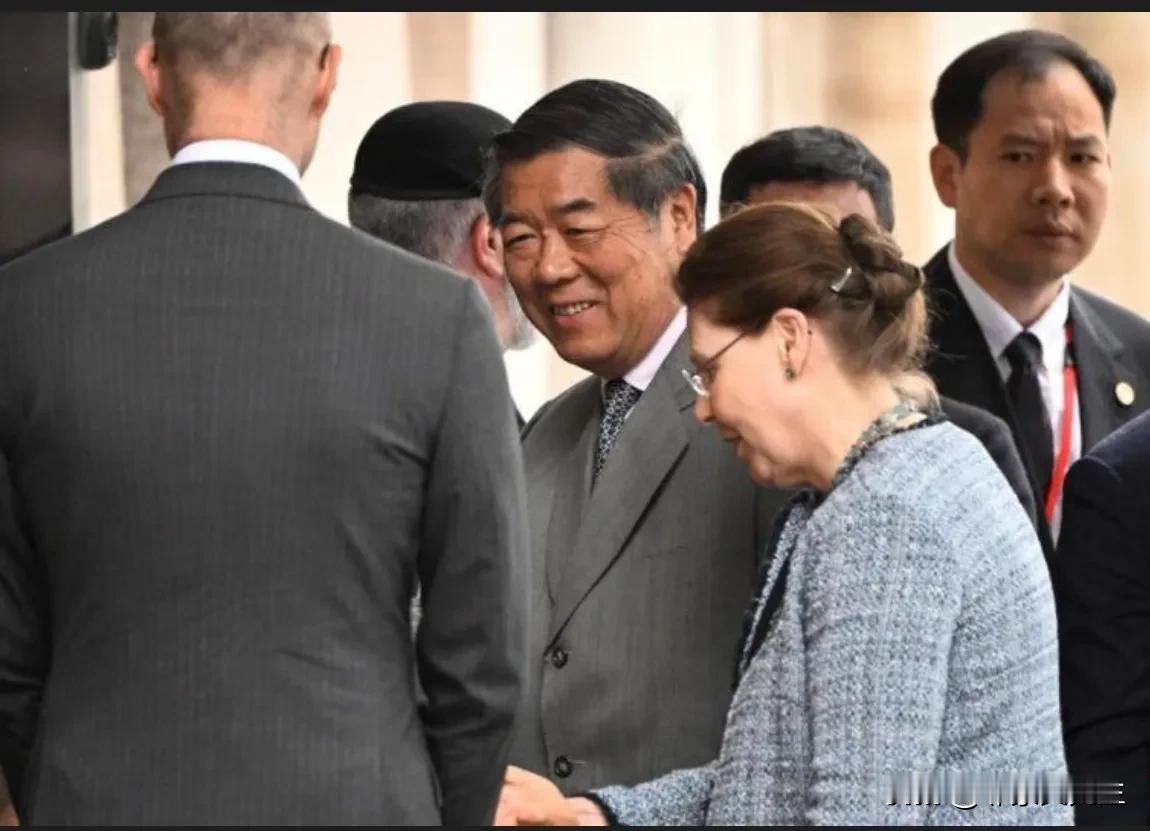 中美瑞典经贸谈判第二天已开始开会

美国和中国官员星期二(7月29日)在瑞典斯德