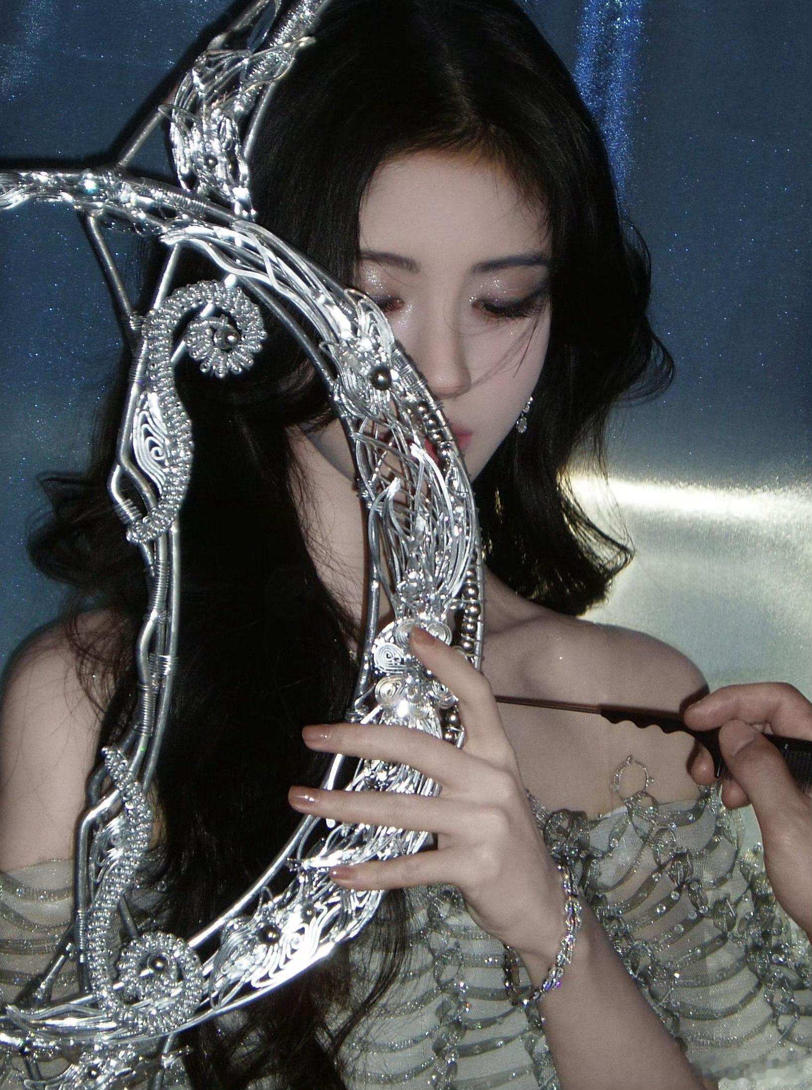 鞠婧祎阿黛jjy鞠婧祎来战jjy垂柳斜向茉莉雨，向晚伴残笛，宣白落笔全是你，文细