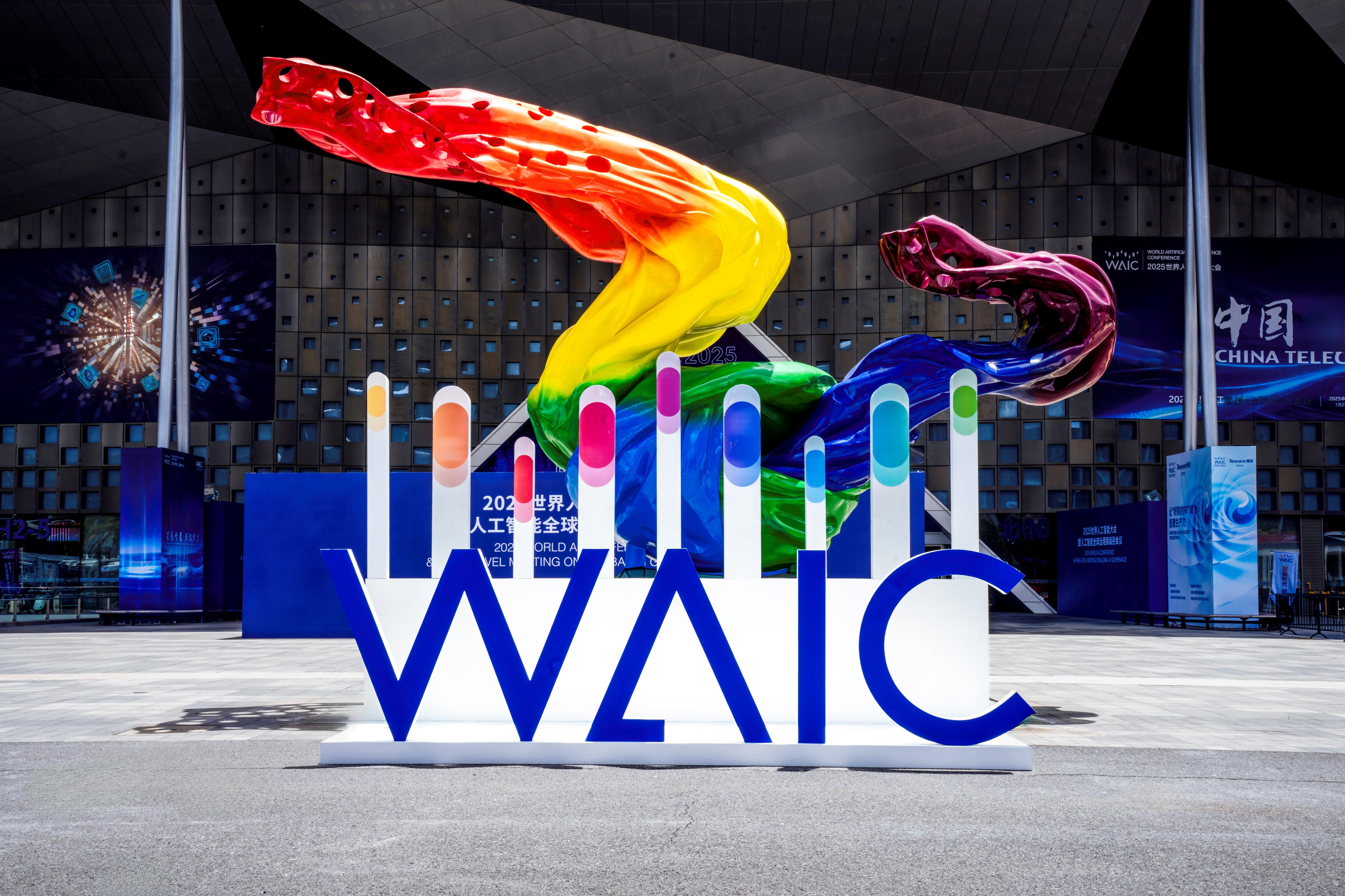WAIC现场，极氪009作为大会用车合作伙伴，大放异彩，这只是表象，吉利携手阶跃