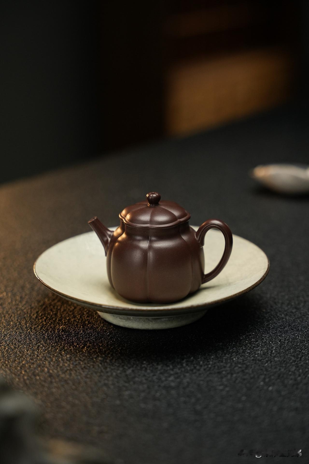 紫砂开裂原因：本身自带的脆弱部位或伤口
紫砂壶的制作过程中，壶把、壶嘴、壶钮、壶