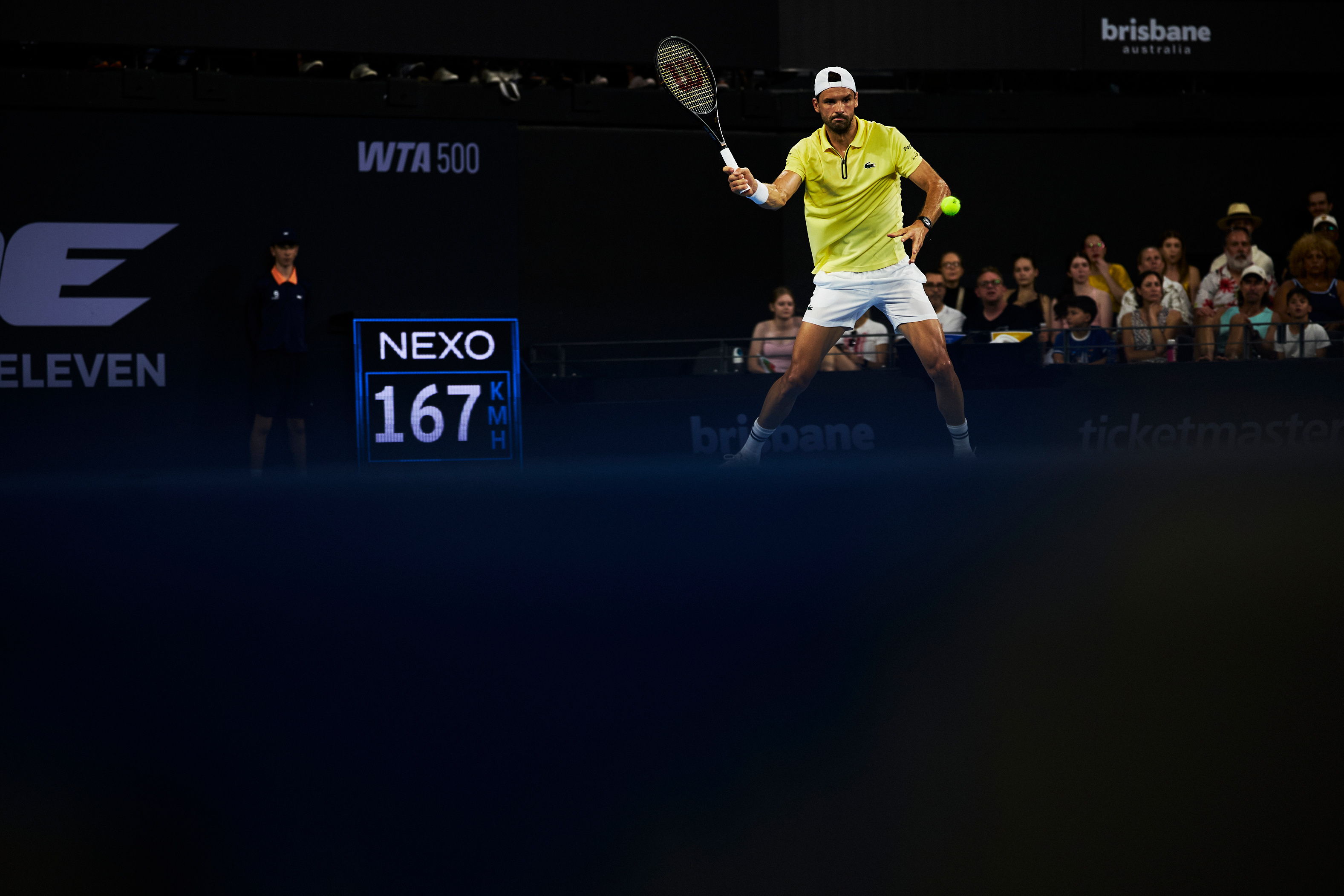 黑暗中的骑士，也是老来俏的单反传承人迪米特诺夫！这一张是正手接发球展示柔软手感。