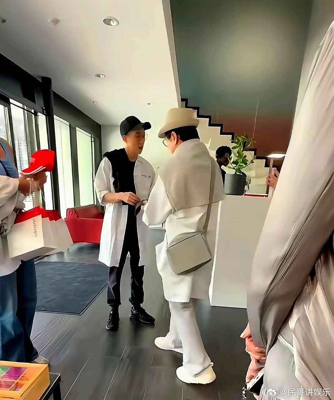 事实证明，男人一旦老了，立马会回归家庭，立马变的父慈了！看看成龙年轻的时候，基本