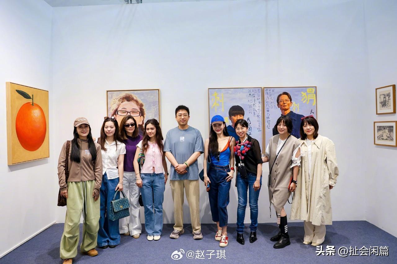 耿乐的作品参加北京艺术展，很多明星去捧场，现场并没有看见耿乐的身影，因为参加艺术