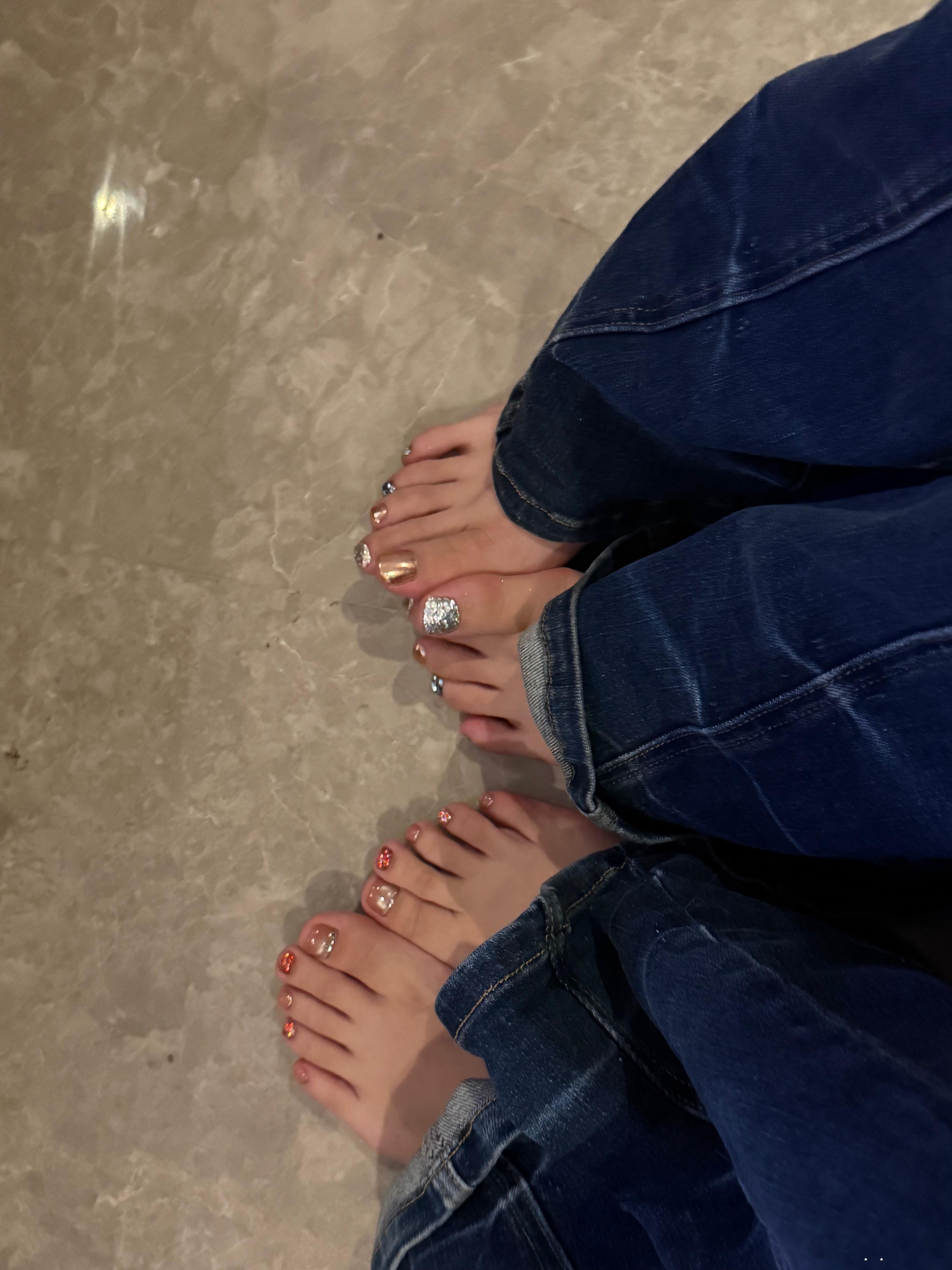 真的想笑 跟花花去做美甲因为卡里有钱想花完 每个人挑了贵的款式做 结果做出来两个