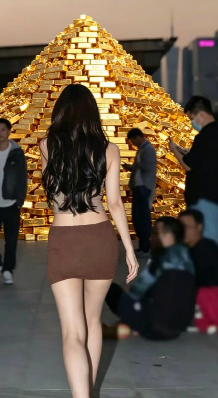 黄金白银这种东西真的不是普通人玩的。最近黄金的一路下跌很多参与进去的人心里一定不