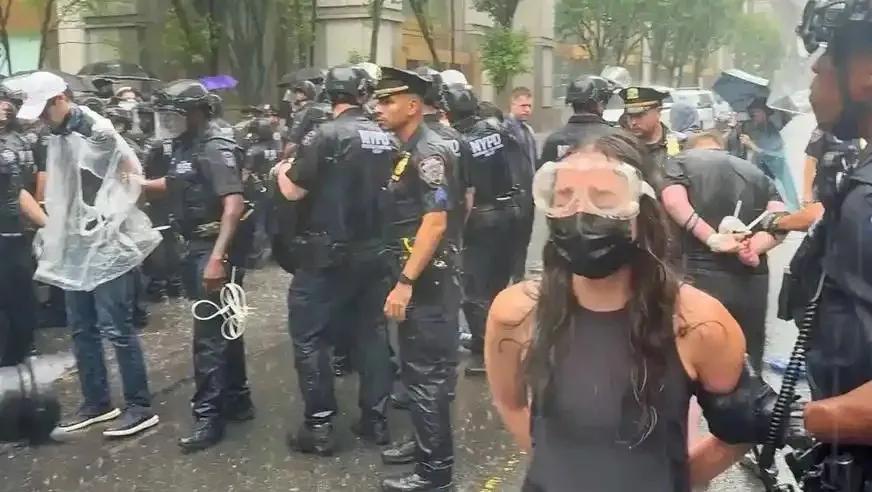 美国发生暴乱其实都是有迹可循的，拜登任期上支持特朗普的红脖子就“占领”过白宫，那