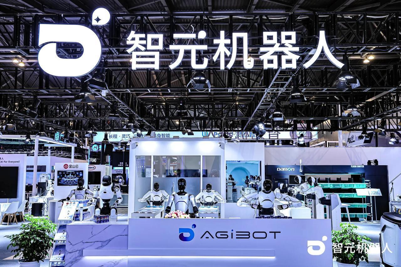 7月27日，WAIC2025“智启具身论坛”在上海拉开帷幕，智元机器人携全球顶尖