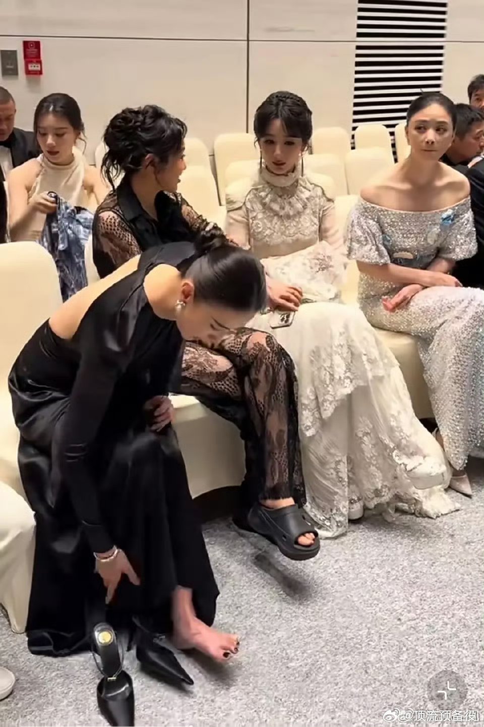 白玉兰后台，闫妮宋佳一个拖鞋一个脱鞋，这个高跟真的对脚一点也不友好 ​​​