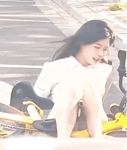街上有人摔倒，扶不扶这事儿还真挺纠结的。以前有个新闻，小伙好心扶老人，反被讹了好