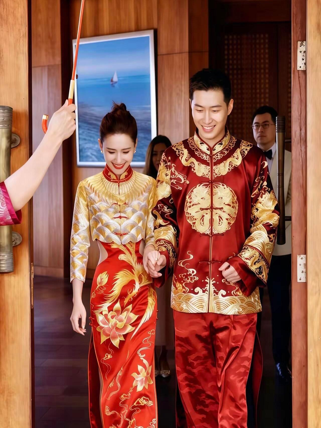 这张照片是演员窦骁与赌王千金何超莲在2023年巴厘岛婚礼上的经典中式婚礼画面，也