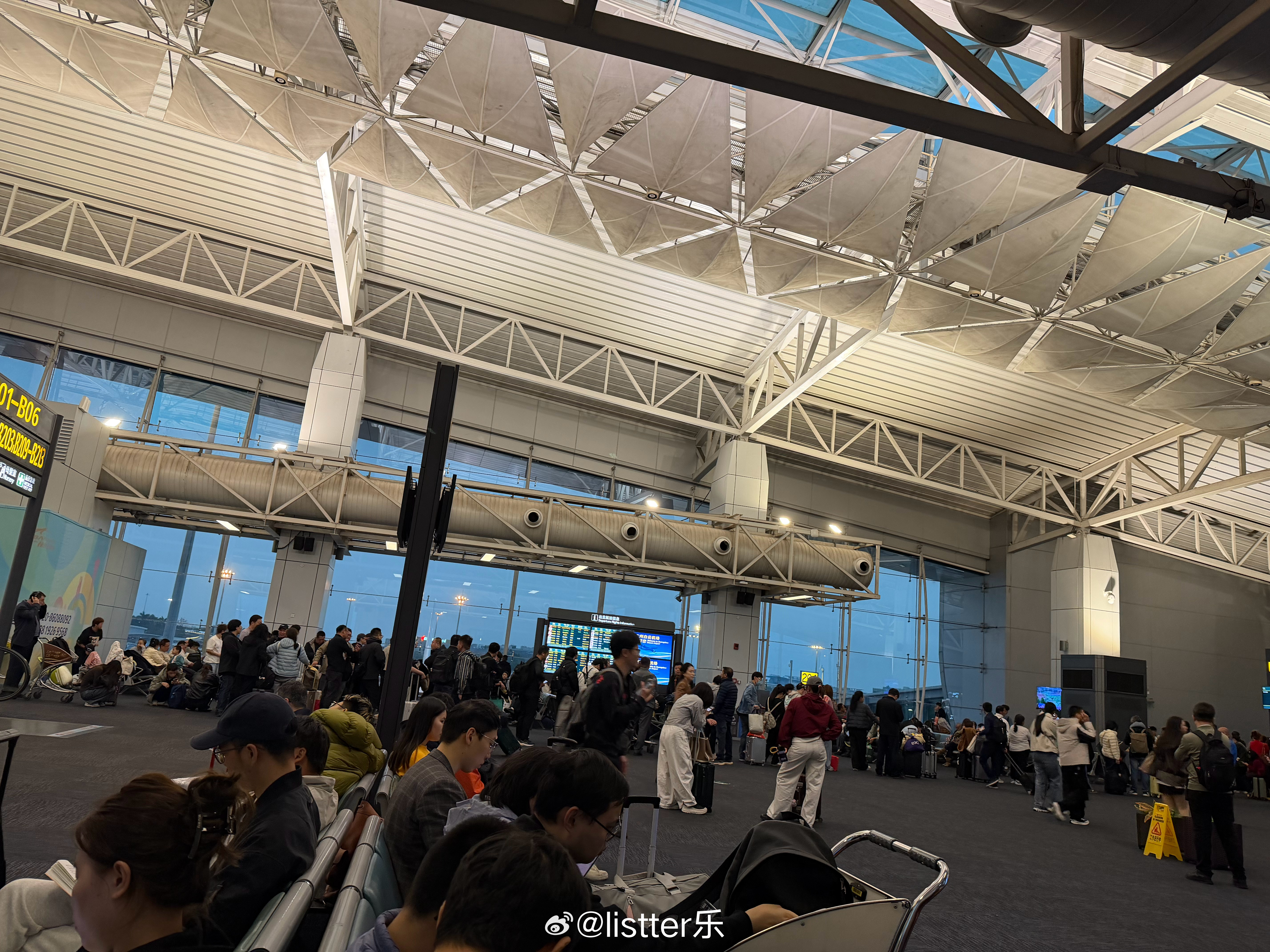 广州机场大面积延误，去北京的航班全部后延俩小时，改签了两趟，终于登机有望了 广州