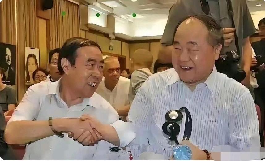 请用一个成语来形容字张照片。
看到这张照片，“物以类聚”这个成语简直太贴合了。