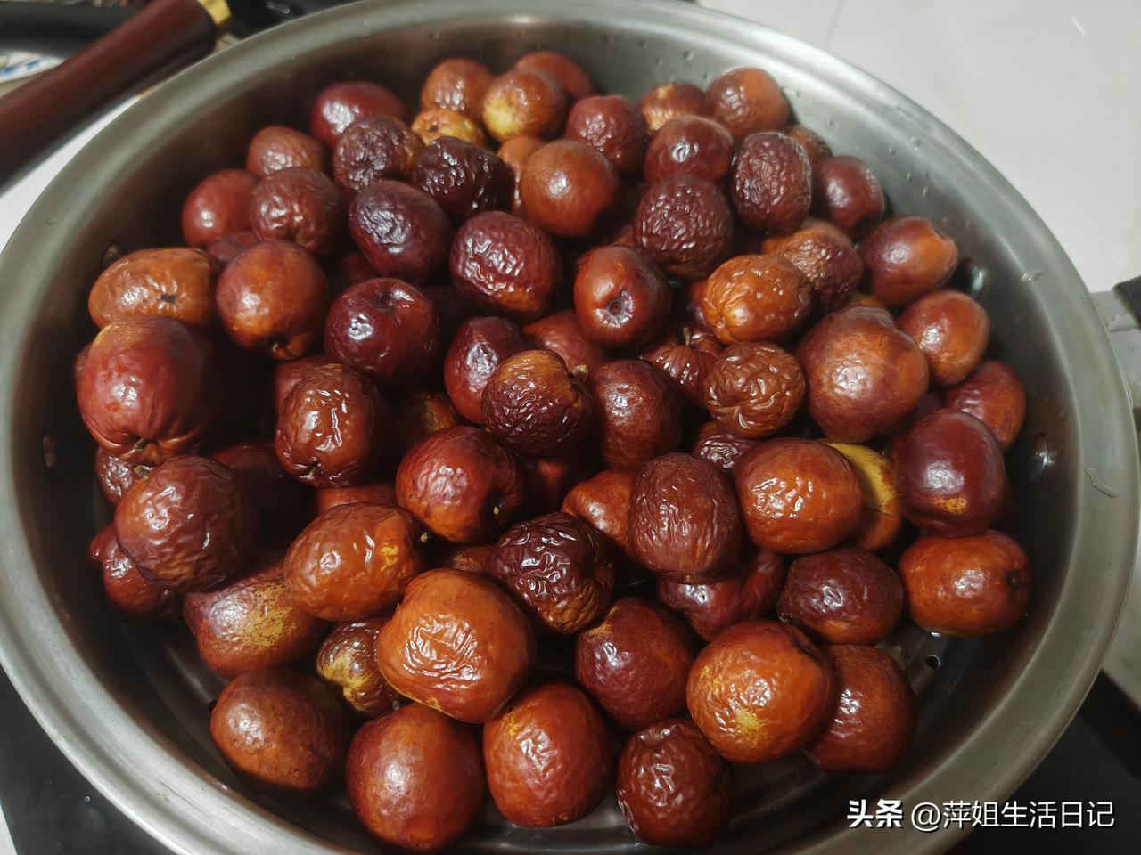 昨天老公在乡镇大集又买回来一包大枣，比我买的好看红彤彤，吃过晚饭，开始蒸枣半个小