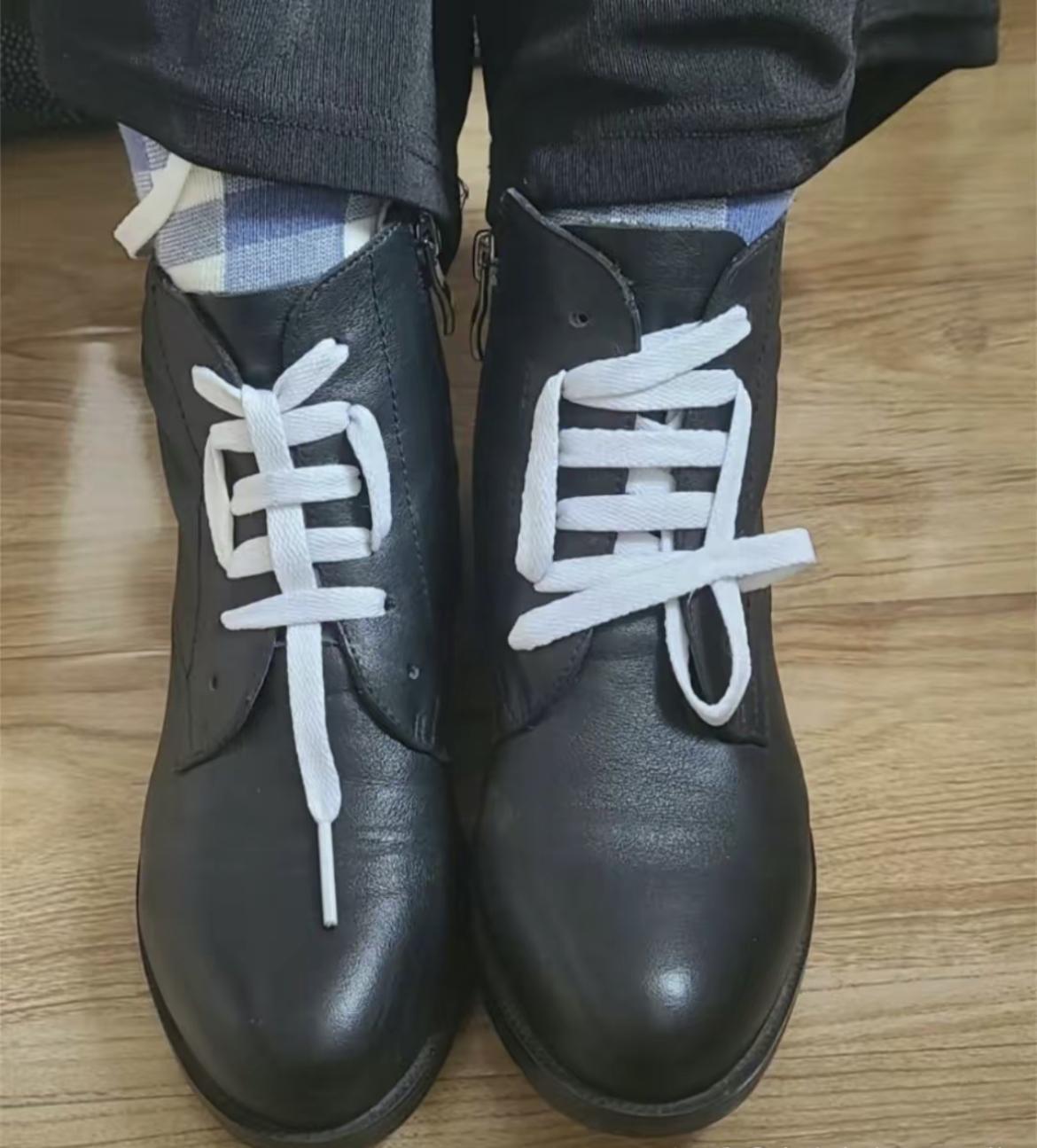 网友单身久了，父母帮系鞋带，都给系成了“单身”两个字，真是太扎心了啊[允悲]