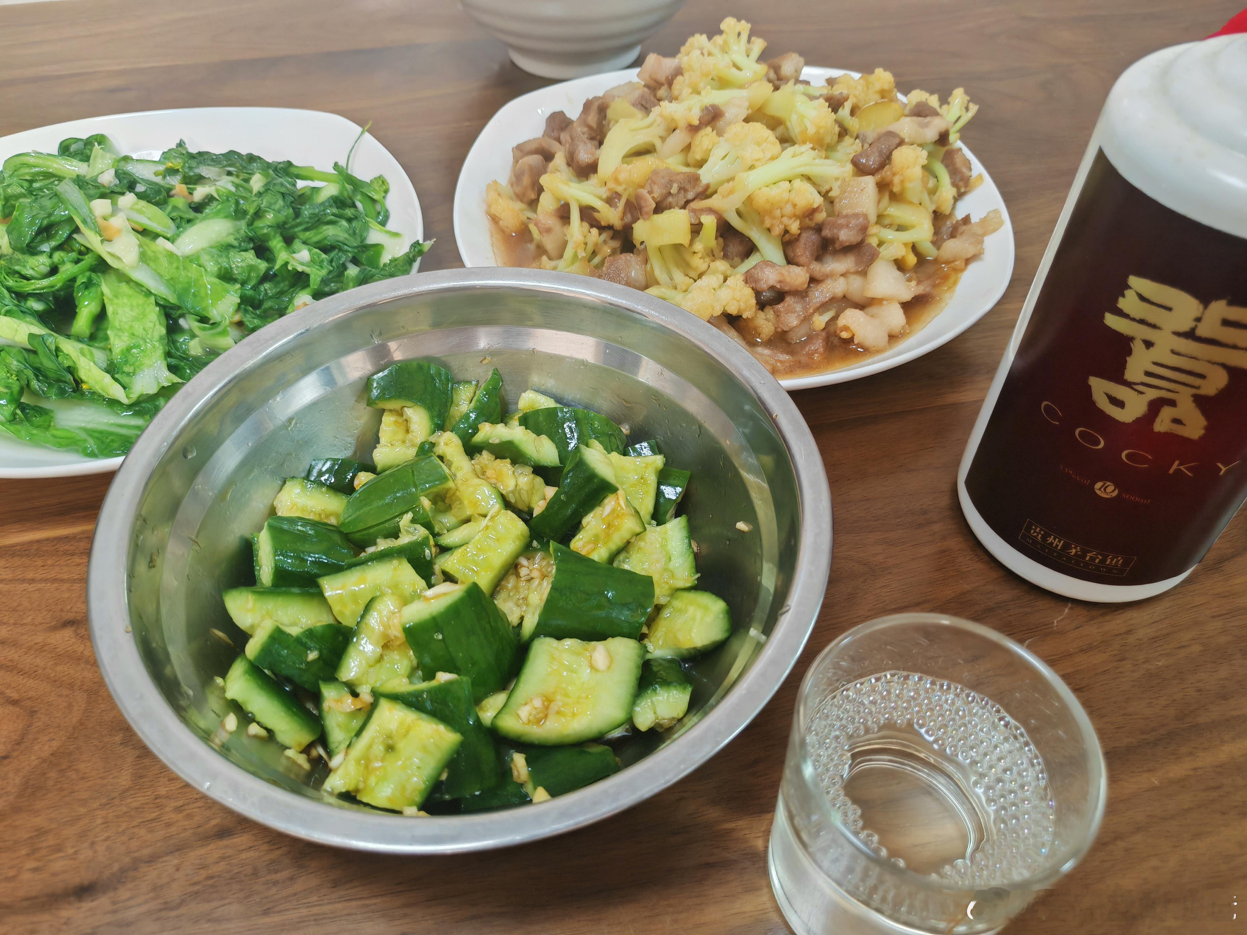 喝点酱香白酒，缓解一下疲惫。 