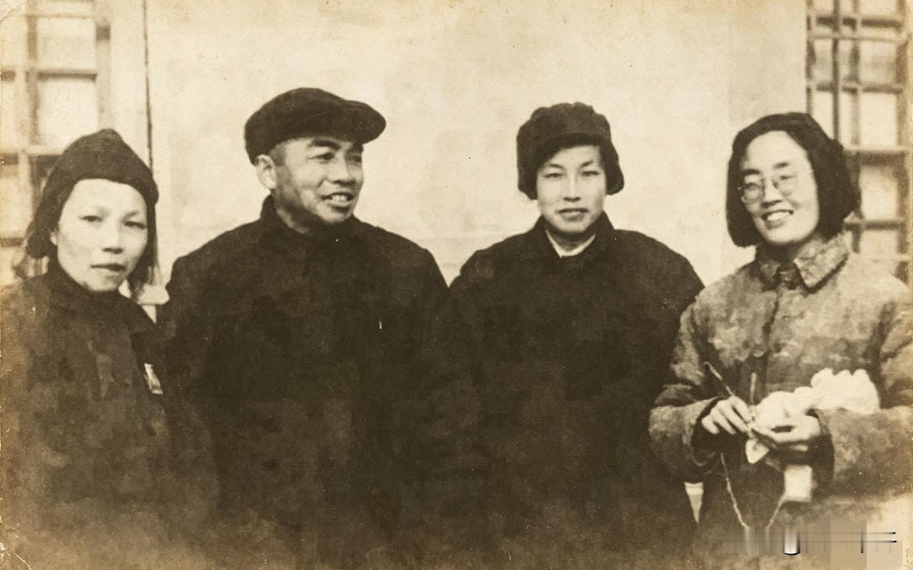 四十年代在延安，彭老总、浦安修、蔡畅大姐和刘志兰难得凑到一块儿。粗布衣裳，满脸精