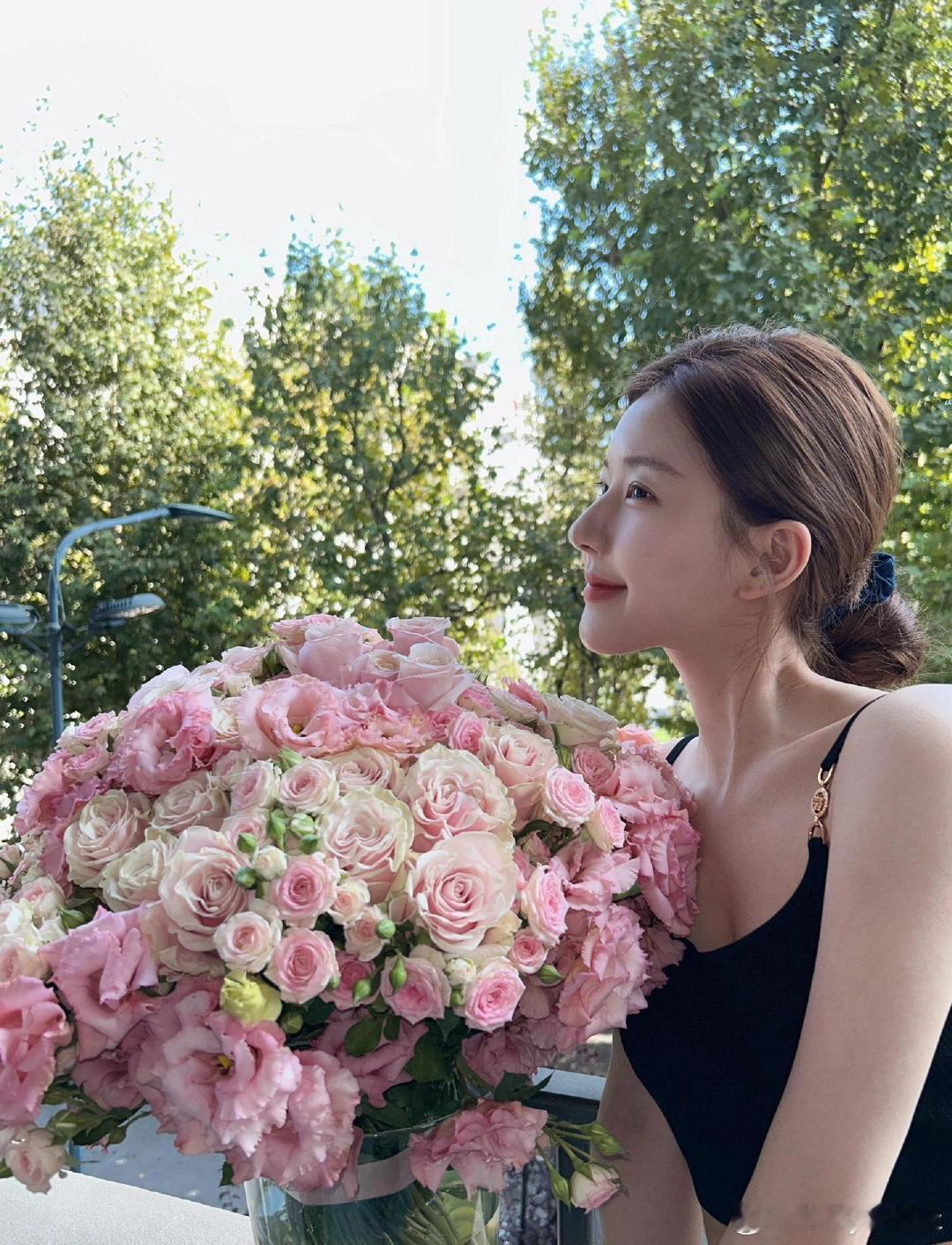 #赵露思花仙子降临#不小心掉进了Rosy的花里的赵露思，美美的很安心#被鲜花包围