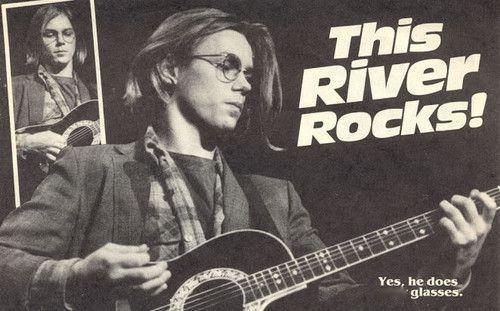 美国演员 river phoenix，最后一张是他和基努里维斯。 