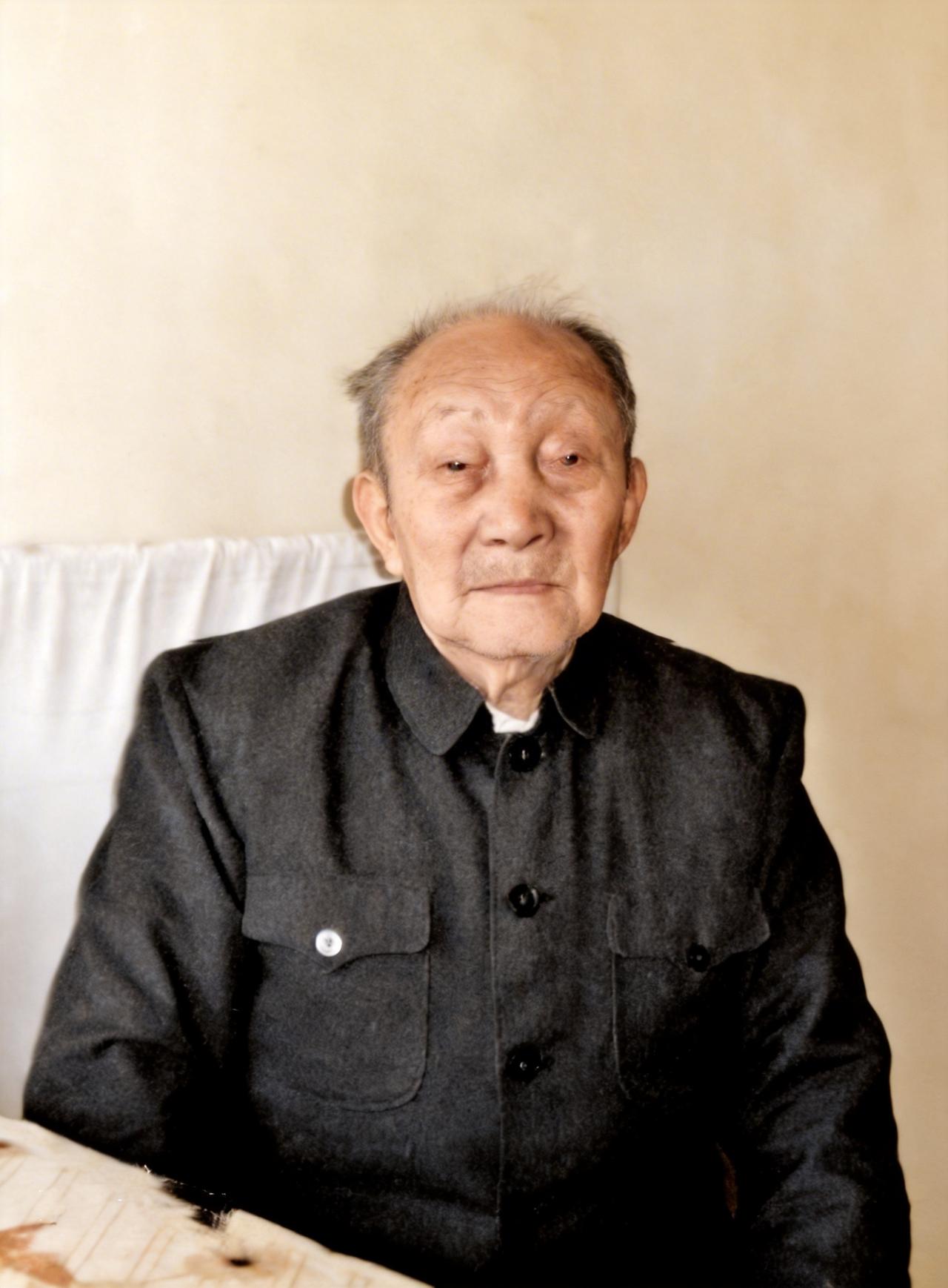 这位看着老实巴交的老人年轻时曾一度轰动全国。全国人都向他竖起大拇指，并称赞他为民