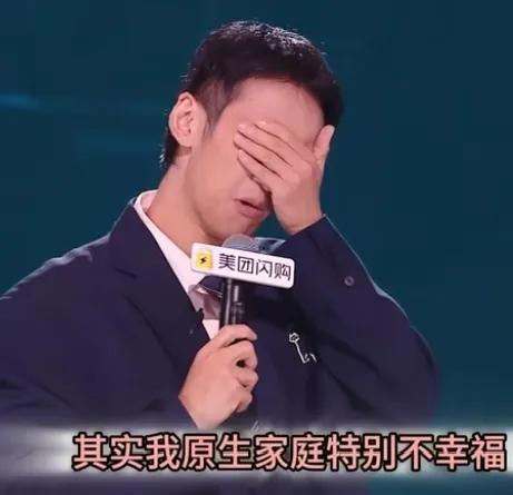 董璇二婚丈夫，总提过世的父母，真是拧巴。

庆生宴上，他主动聊亡母，当场把董璇弄
