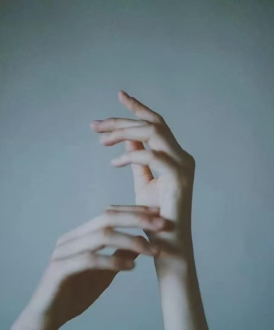 有时候我在清晨醒来，
我的灵魂甚至还是湿的。
远远的，海洋鸣响并且发出回声。
这