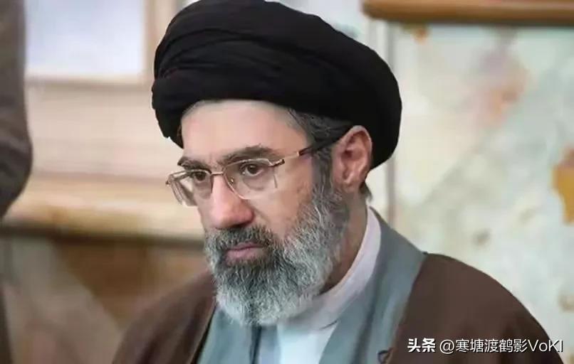 57岁的穆杰塔巴.哈梅内伊接过了父亲的权杖，当选伊朗最高领袖。他的父亲，妻子，儿