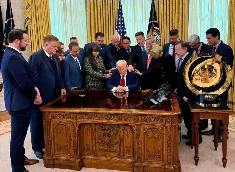 特朗普堂堂一个美国的大总统，竟然邀一群牧师在办公室为自己和美军祈祷，祈祷美国再次