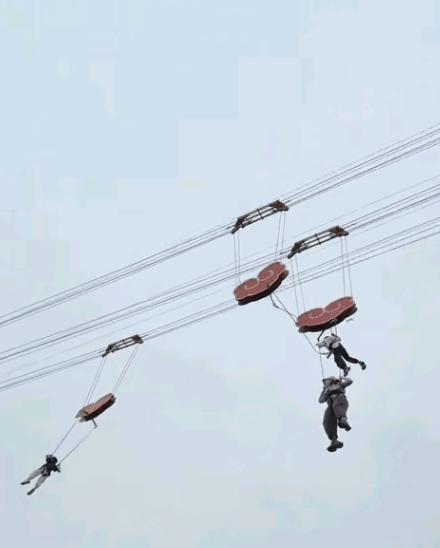 唐山景区滑索失控，一家三口悬数十米高空乱晃，本想度假却遇生死时刻。

这事发生在