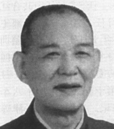 1941年，保卫部长钱益民让警卫员下河洗澡，警卫员下河后，钱益民却拿走了他们的腰