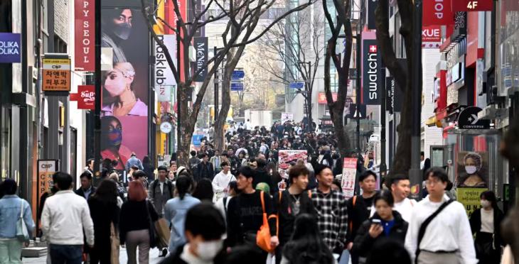 最近韩国和日本传来两个消息，放在一起看，挺有意思的。

先说日本那边，2 月份中