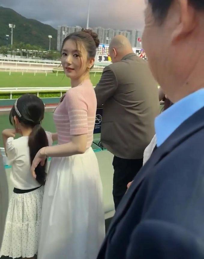 郭富城携家人现身赛马场！方媛气质温婉，两个女儿遗传优良基因超好看 