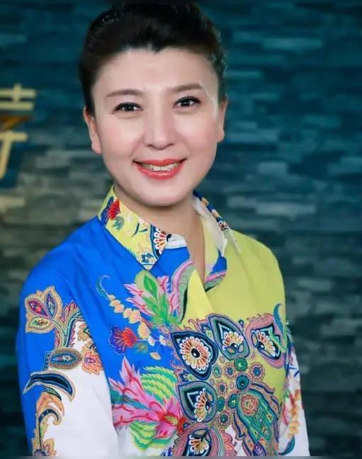 演员闫学晶说，我父亲六十岁就走了，一家人非常难过，本来，我跟母亲的关系不好，两个