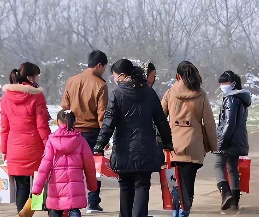 大年初二雨水到大年初二，一般出门拜年了，感觉现在拜年早已没有小时候那么隆重。现在