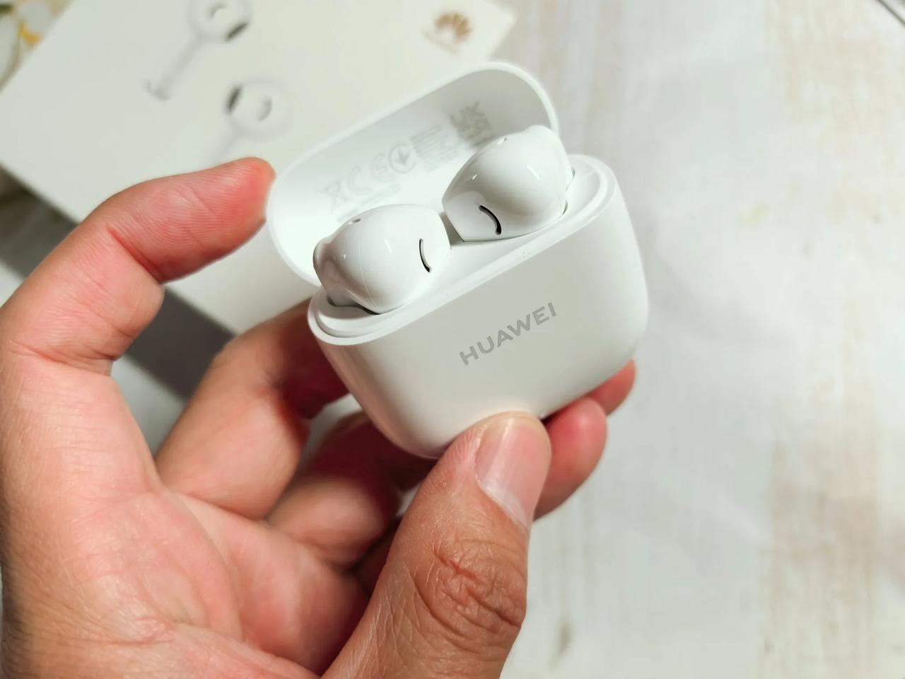 华为 FreeBuds SE 2是一款性价比很高的真无线耳机，它的外观设计时尚，