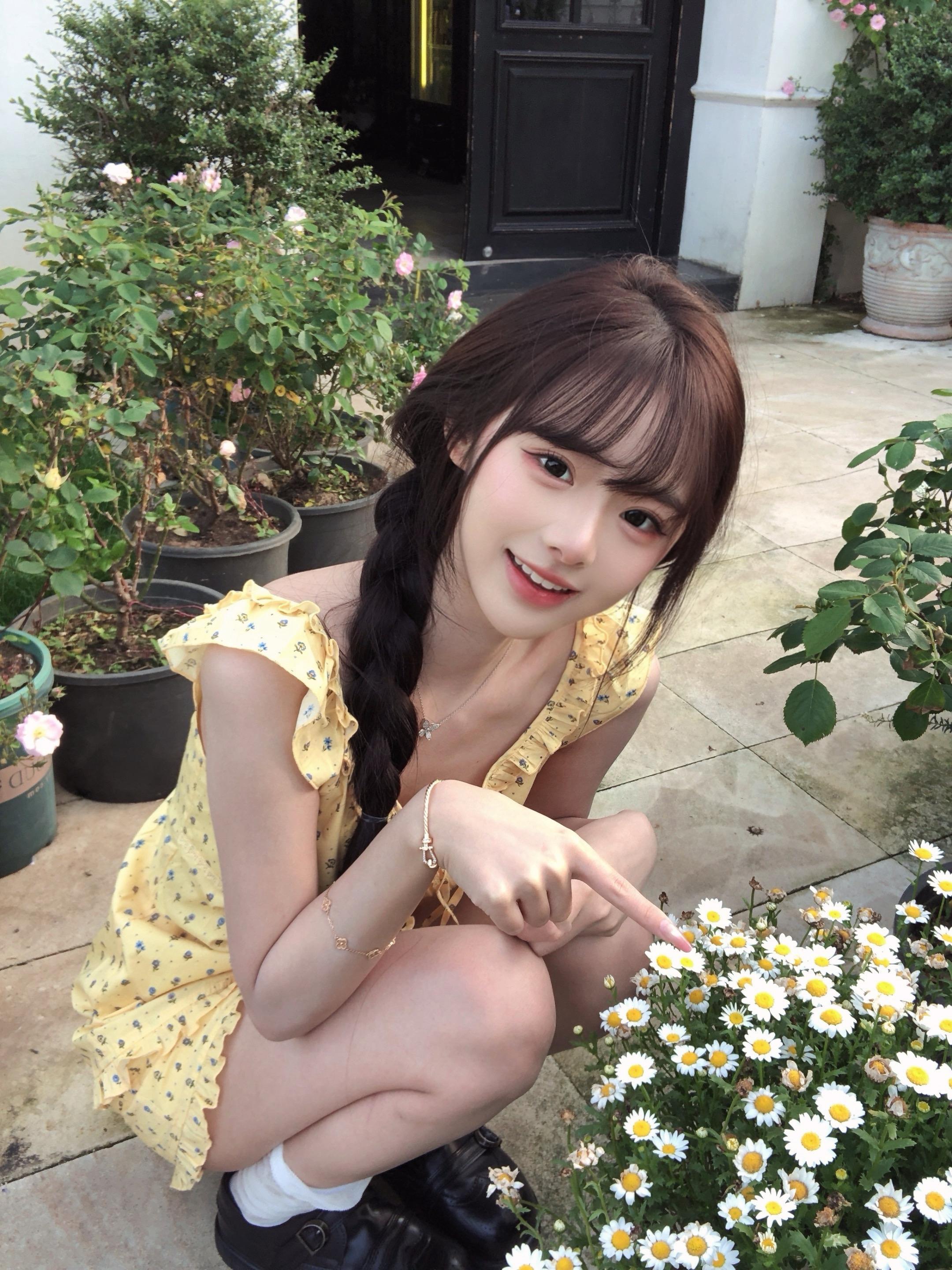 墙角开了一朵小花，没人管它自己长大